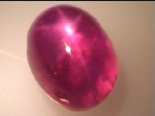 Rubis étoilé de Birmanie rouge sang de pigeon, cabochon ovale