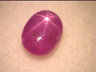 Rubis étoilé rouge sang de pigeon en cabochon ovale de Birmanie