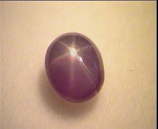 Rubis étoilé de Birmanie en cabochon ovale rouge pourpre