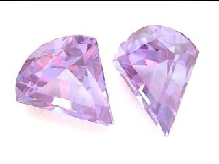 Alexandrite synthétique en forme d’éventail – Violet/Bleu-vert