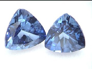 Saphir synthétique bleu bleuet en taille trilliant