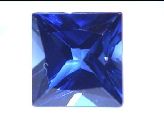 Saphir synthétique bleu bleuet, forme princesse
