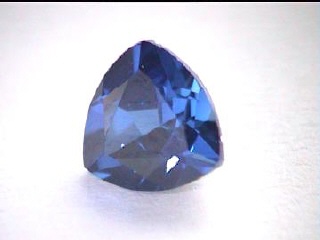 Saphir synthétique bleu bleuet, forme trilliant