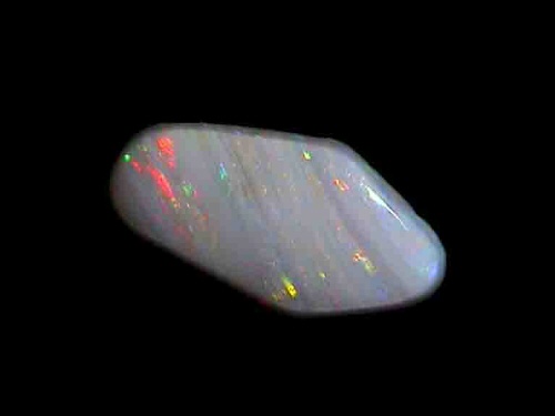 Mehrfarbiger Weißer Kristallopal in freier Form aus Coober Pedy