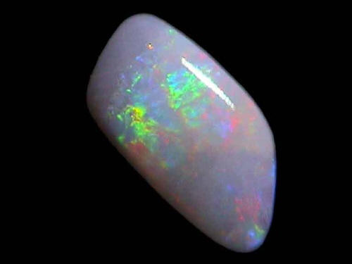 Weißer Kristallopal aus Coober Pedy – mehrfarbige Freiform