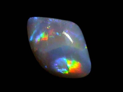 Weißer Kristallopal aus Coober Pedy – Mehrfarbige Freiform