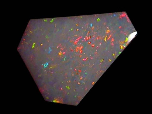 Weißer Kristallopal in Freiform – Grün, Gelb und Rot