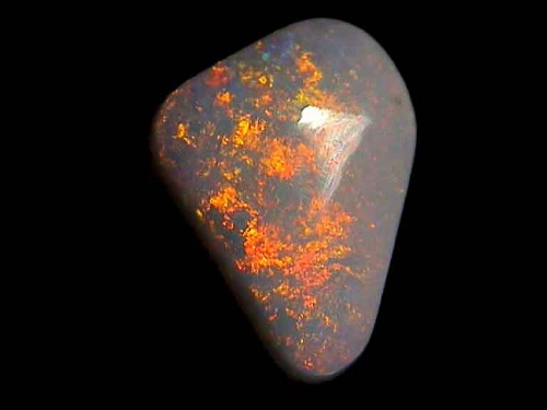 Ópalo gris naranja de Lightning Ridge en forma libre