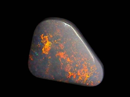 Ópalo gris naranja de Lightning Ridge en forma libre