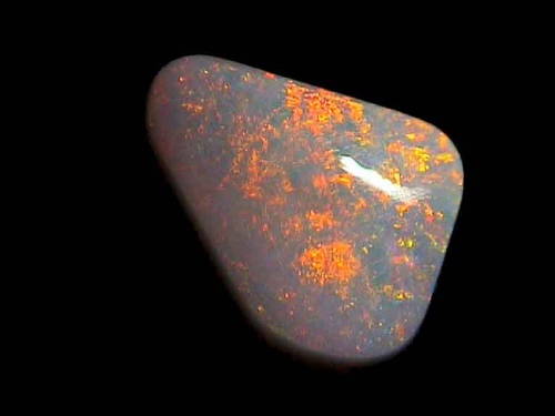 Ópalo gris naranja de Lightning Ridge en forma libre