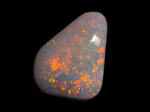 Ópalo gris naranja de Lightning Ridge en forma libre