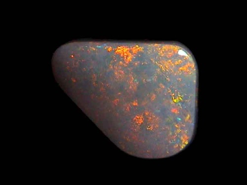 Ópalo gris naranja de Lightning Ridge en forma libre