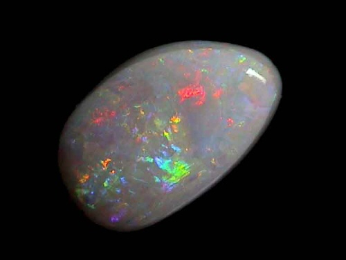 Mehrfarbiger weißer Kristallopal aus Coober Pedy in Freiform
