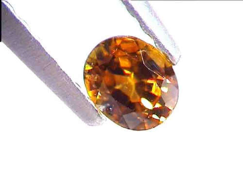 Oranger Saphir aus Thailand in ovaler Form