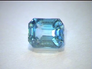 Blauer Zirkon in achteckiger Form aus Afrika