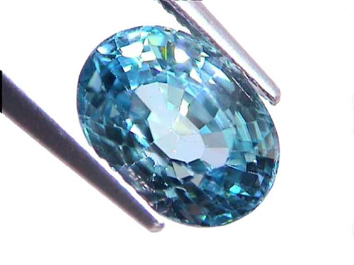 Zircon ovale bleu clair d’Afrique