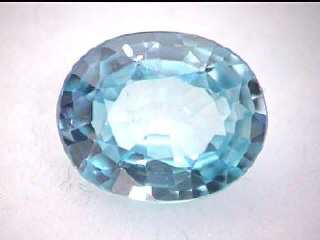 Zircon ovale bleu clair d’Afrique