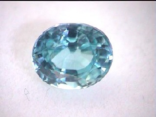 Zircon ovale bleu clair d’Afrique