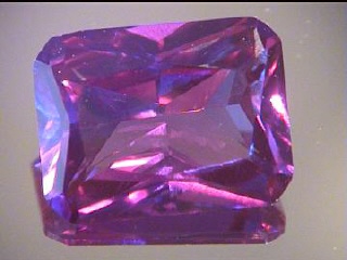 Alexandrite synthétique violet/bleu-vert, taille octogonale