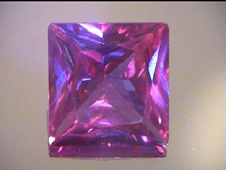 Alexandrite synthétique, taille princesse – Violet/Bleu-vert