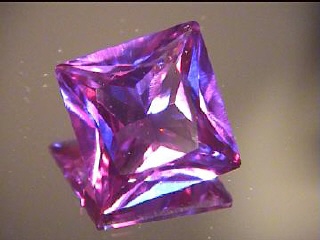 Alexandrite synthétique taille princesse – Violet/Bleu-vert