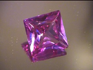Alexandrite synthétique violet/bleu-vert, taille princesse