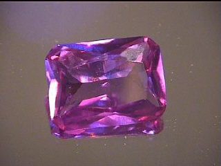 Alexandrite synthétique octogonal, violet/bleu-vert