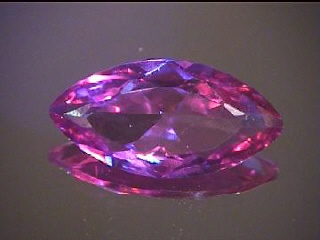 Alexandrite de laboratoire en navette, violet/bleu-vert