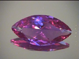 Alexandrite de laboratoire, forme navette, violet/bleu-vert