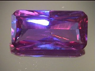 Alexandrite synthétique violet/vert bleuté octogonal