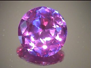 Alexandrite synthétique ronde en violet et bleu-vert