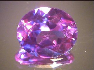 Alexandrite synthétique ovale, violet/bleu-vert