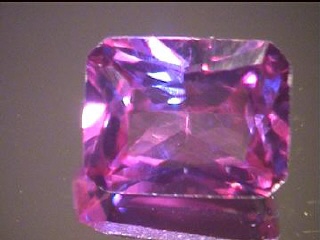 Alexandrite synthétique octogonal violet/bleu-vert