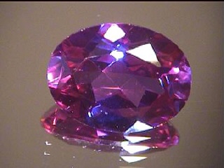 Alexandrite synthétique ovale violet/bleu-vert