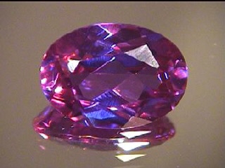 Alexandrite synthétique ovale violet/bleu-vert