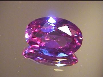 Alexandrite synthétique ovale, violet/bleu-vert