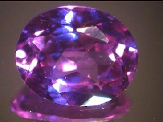 Alexandrite synthétique ovale, violet/bleu-vert