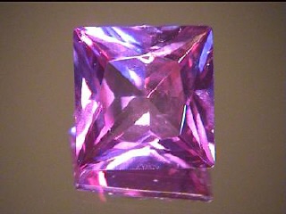Alexandrite synthétique violet/bleu-vert, taille princesse