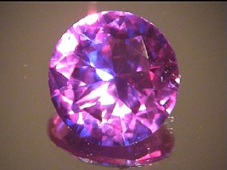 Alexandrite synthétique ronde violet et bleu-vert