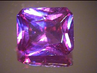 Alexandrite synthétique octogonal, violet/vert bleuté