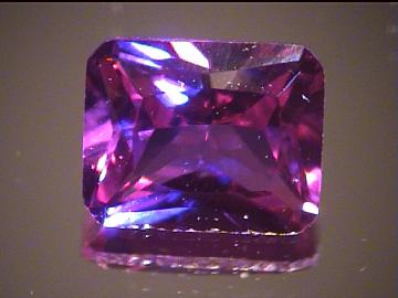 Alexandrite synthétique violet/bleu-vert octogonal