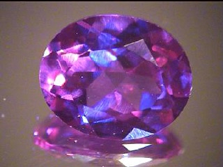 Alexandrite synthétique ovale violet/bleu-vert