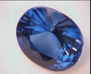 Saphir synthétique ovale bleu bleuet