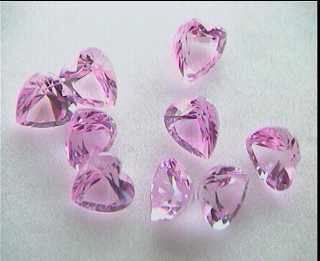Saphir synthétique rose en forme de cœur