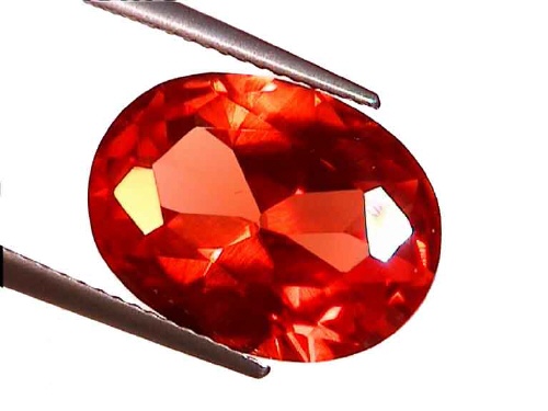 Saphir synthétique orange de forme ovale