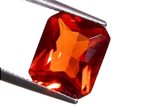 Saphir synthétique orange octogonal