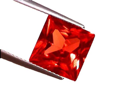 Saphir synthétique orange intense de forme princesse