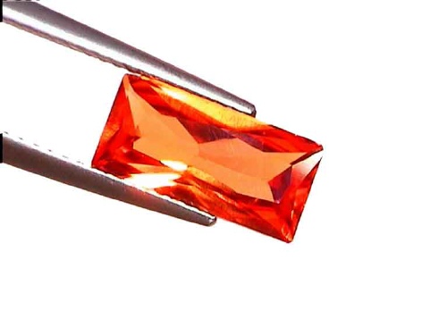 Saphir synthétique orange taille baguette