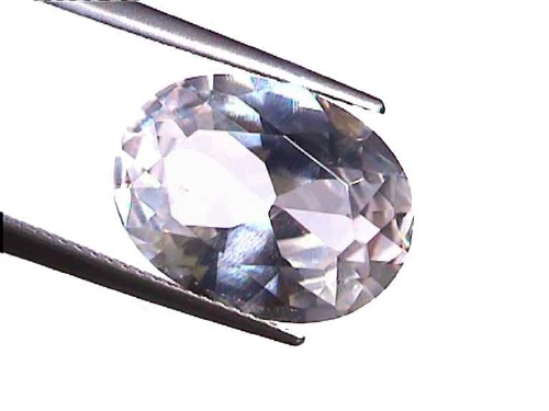 Saphir synthétique blanc de forme ovale