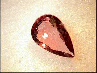 Pfirsichfarbener Padparadscha-Saphir aus Thailand